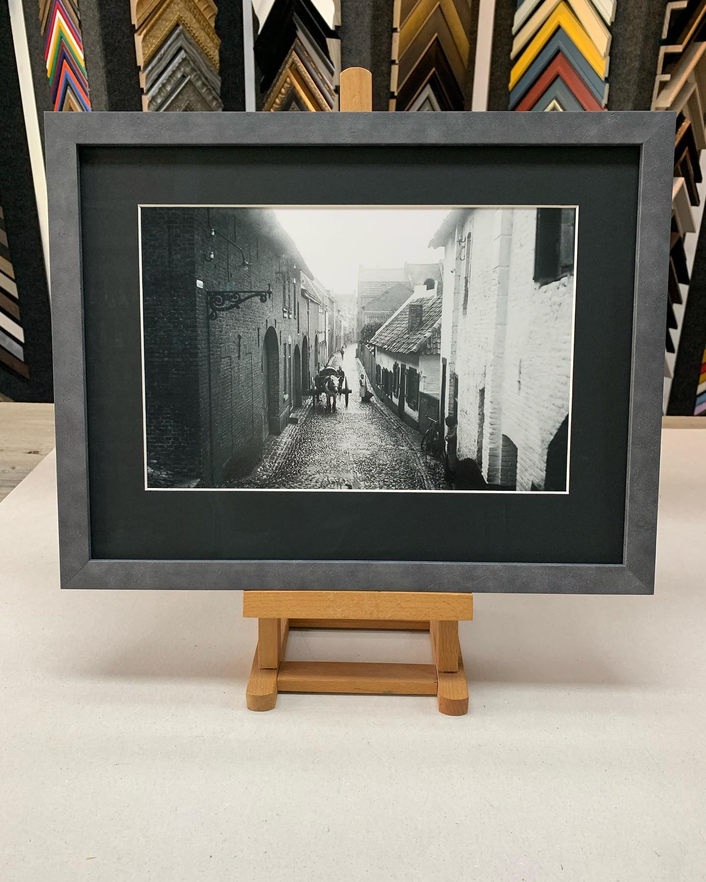 foto inlijsten, oude foto met daarop de Pullestraat in Sittard